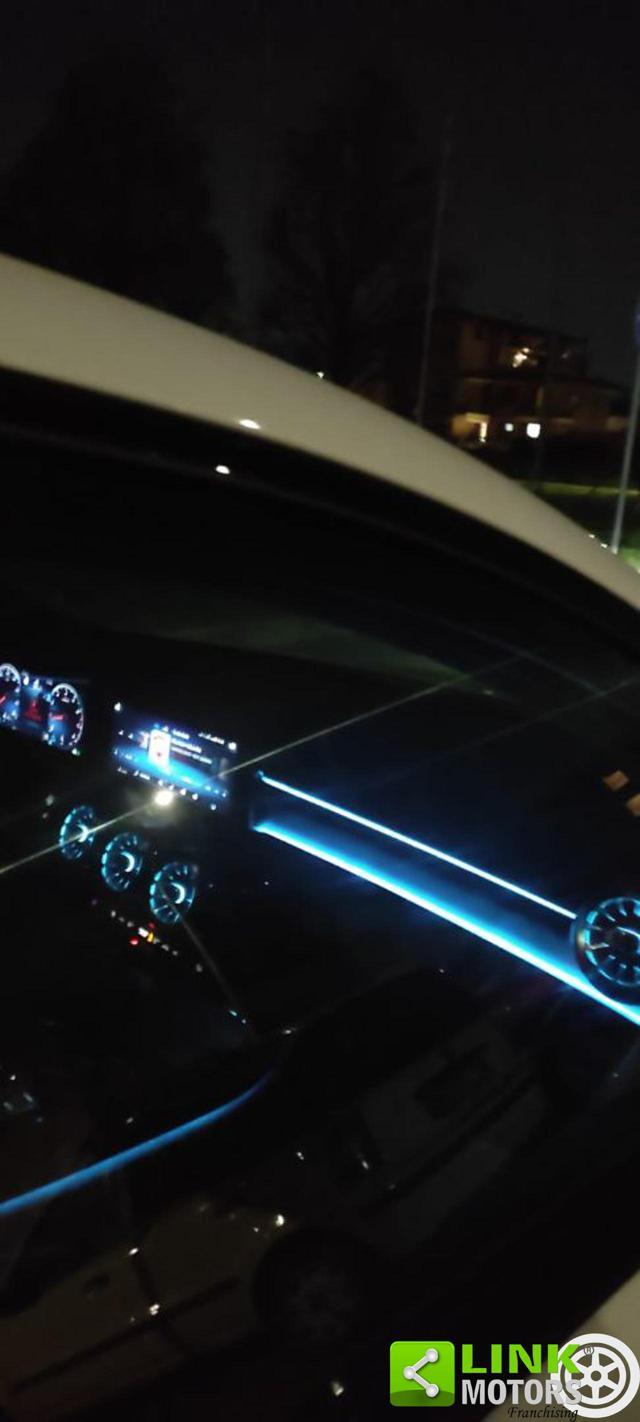 MERCEDES-BENZ A 200 Premium AMG 4MATIC