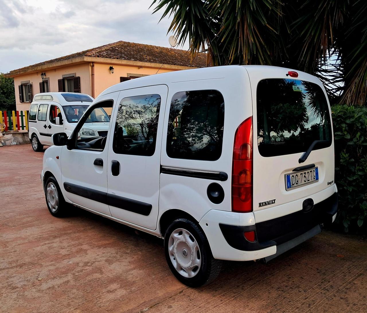 Renault Kangoo TRASPORTO DISABILI PIANALE RIBASSATO UNIPRO