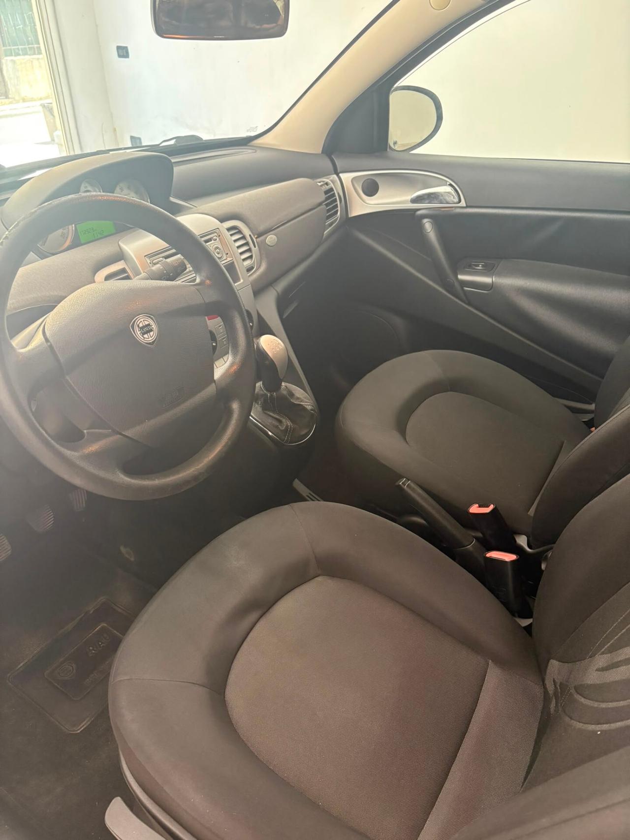 Lancia Ypsilon 1.3 MJT 75 CV Unyca