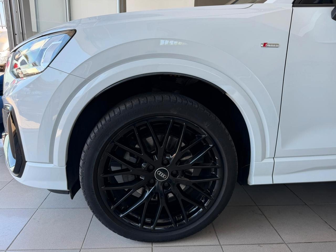 Audi Q2 35 TDI S tronic Identity Black
