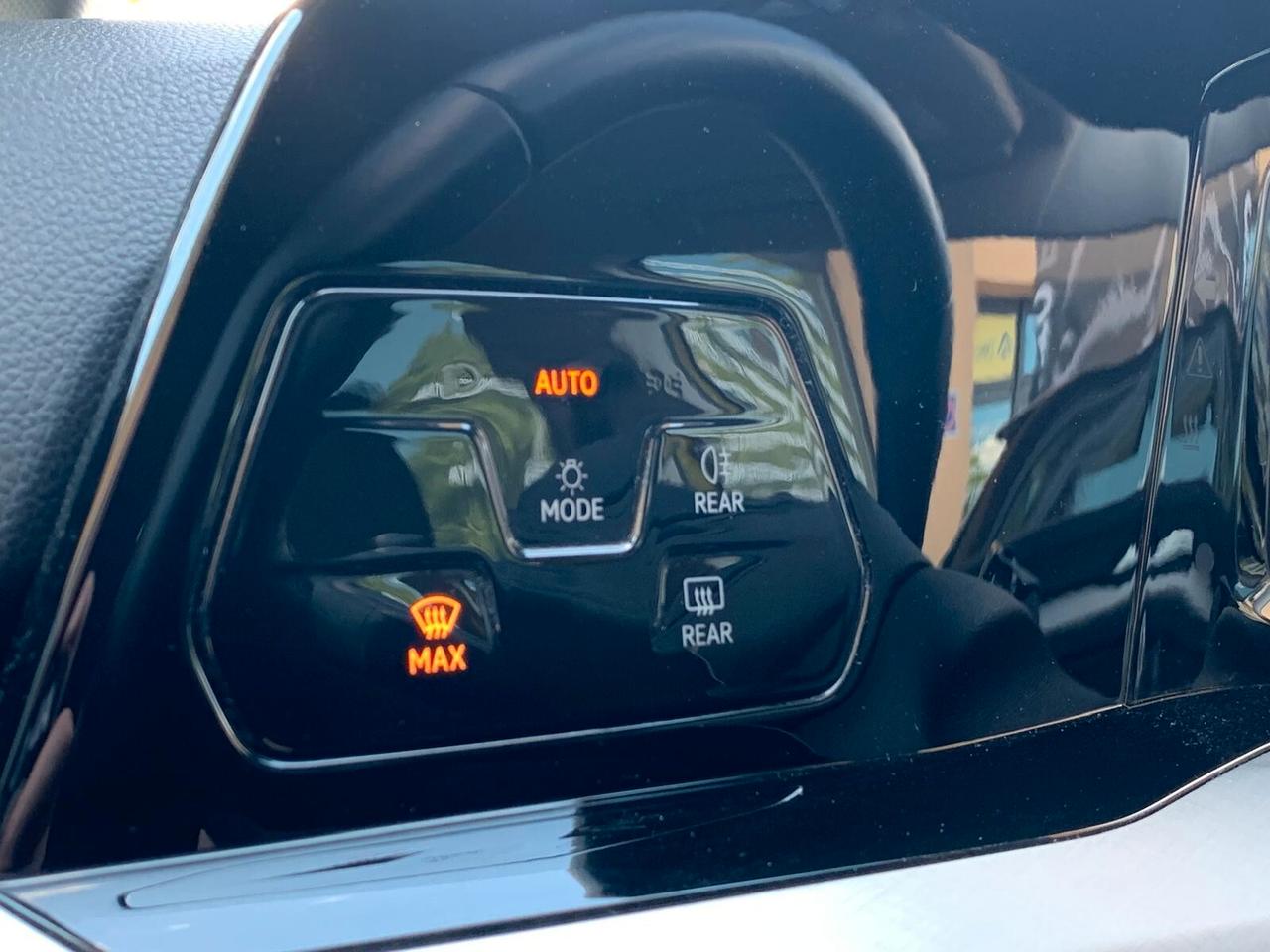 Volkswagen Golf 2.0 TDI Style Neopat. Garanzia