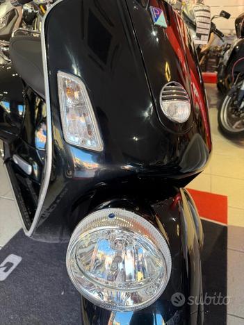 Piaggio Vespa 300 GTV Edizione Limitata -> Via Montenapoleone