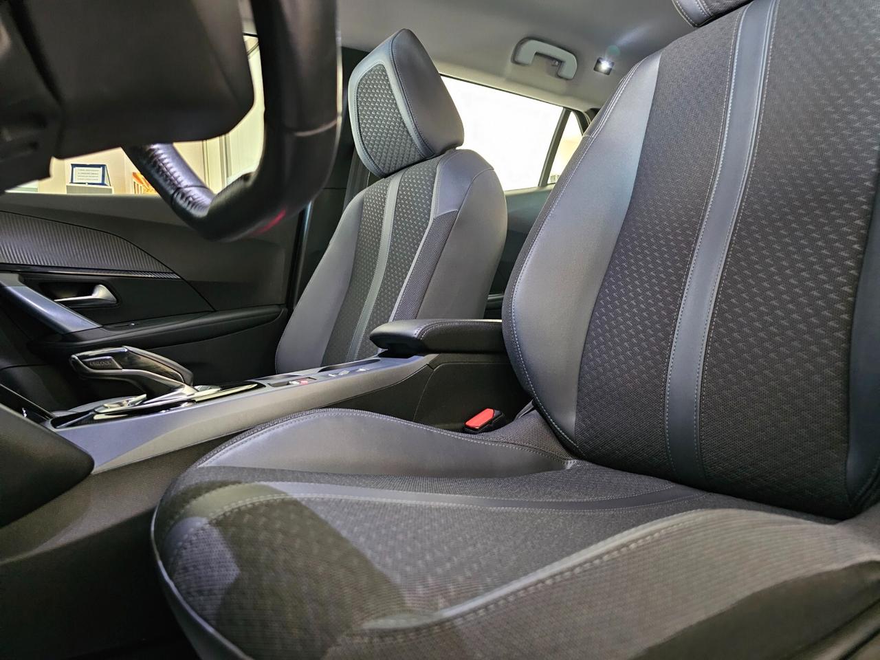 Peugeot 2008 PureTech 130 S&S EAT8 Allure Navi Pack