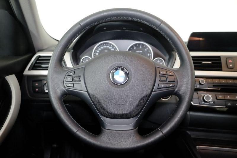 BMW Serie 3 F30 2015 Berlina Diese 318d Luxury auto