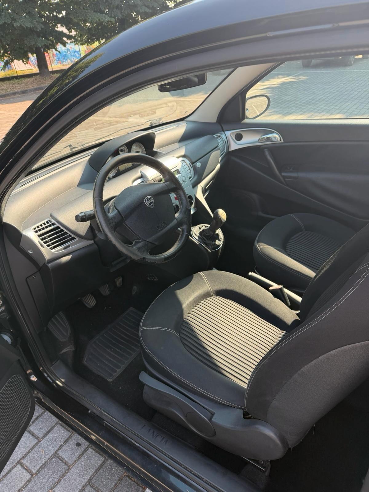 Lancia Ypsilon 1.3 MJT 75 CV MomoDesign