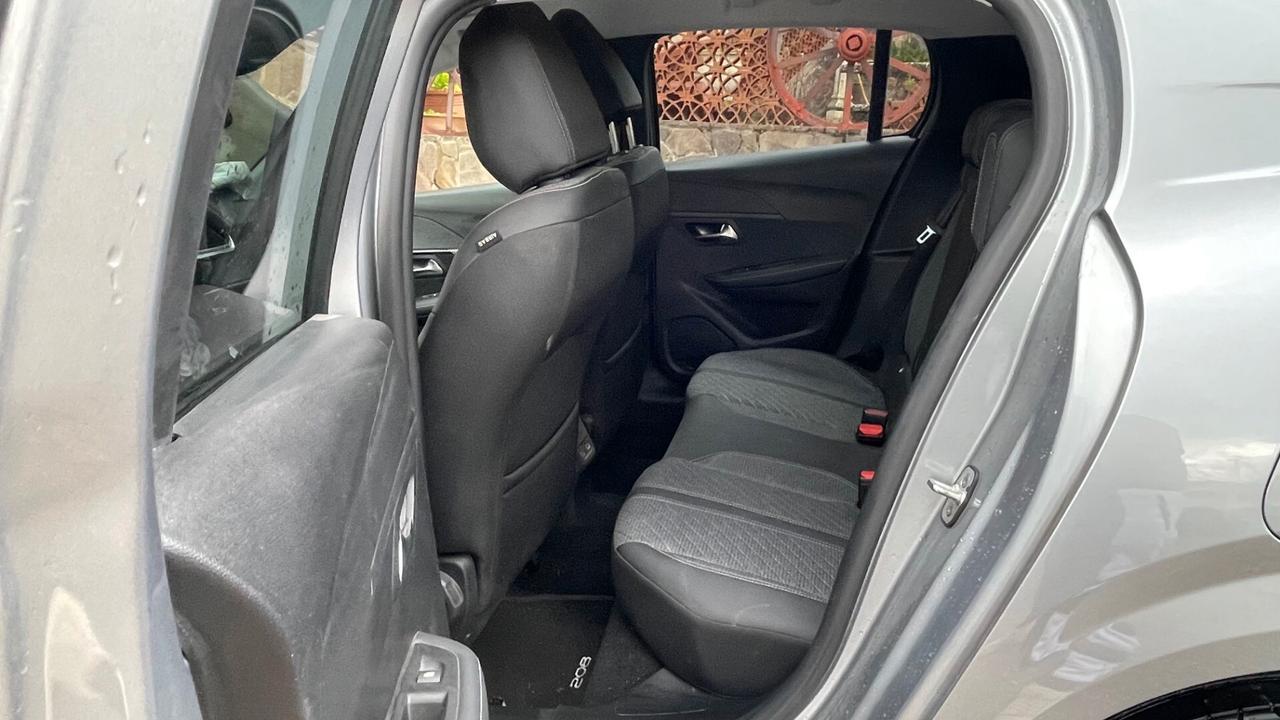 Peugeot 208 PureTechAllure (incidentata)