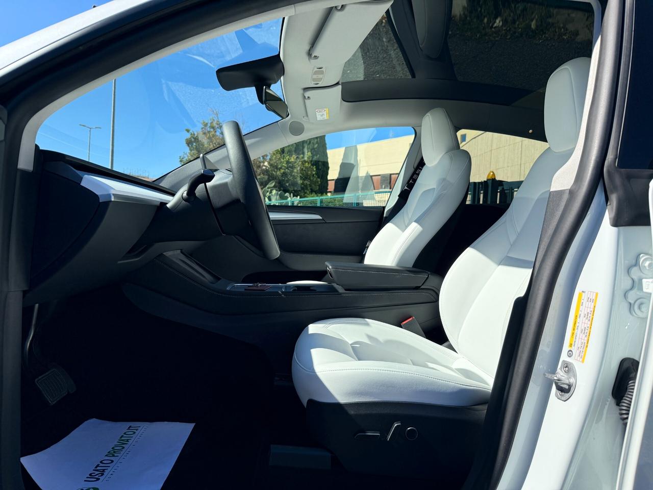 Tesla Model Y Long Range AWD Interni BIANCHI