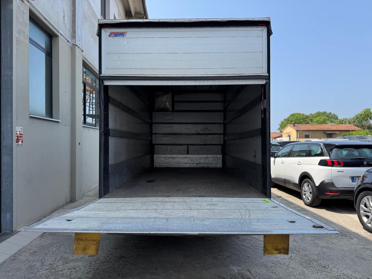 Ford Transit con la pedana ribasabile