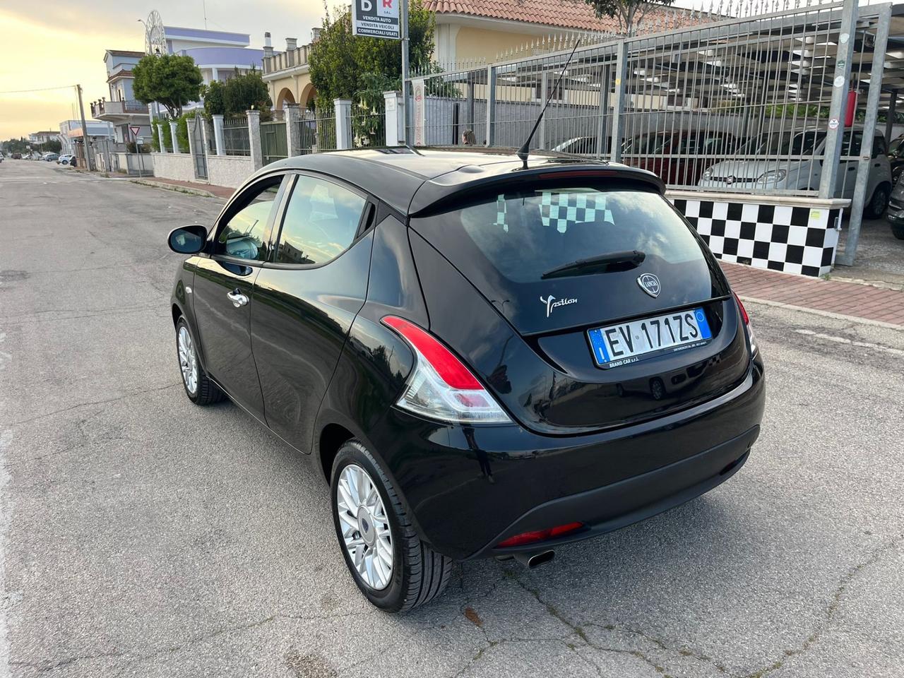 Lancia Ypsilon 1.2 5 porte Platinum Unipro 2014