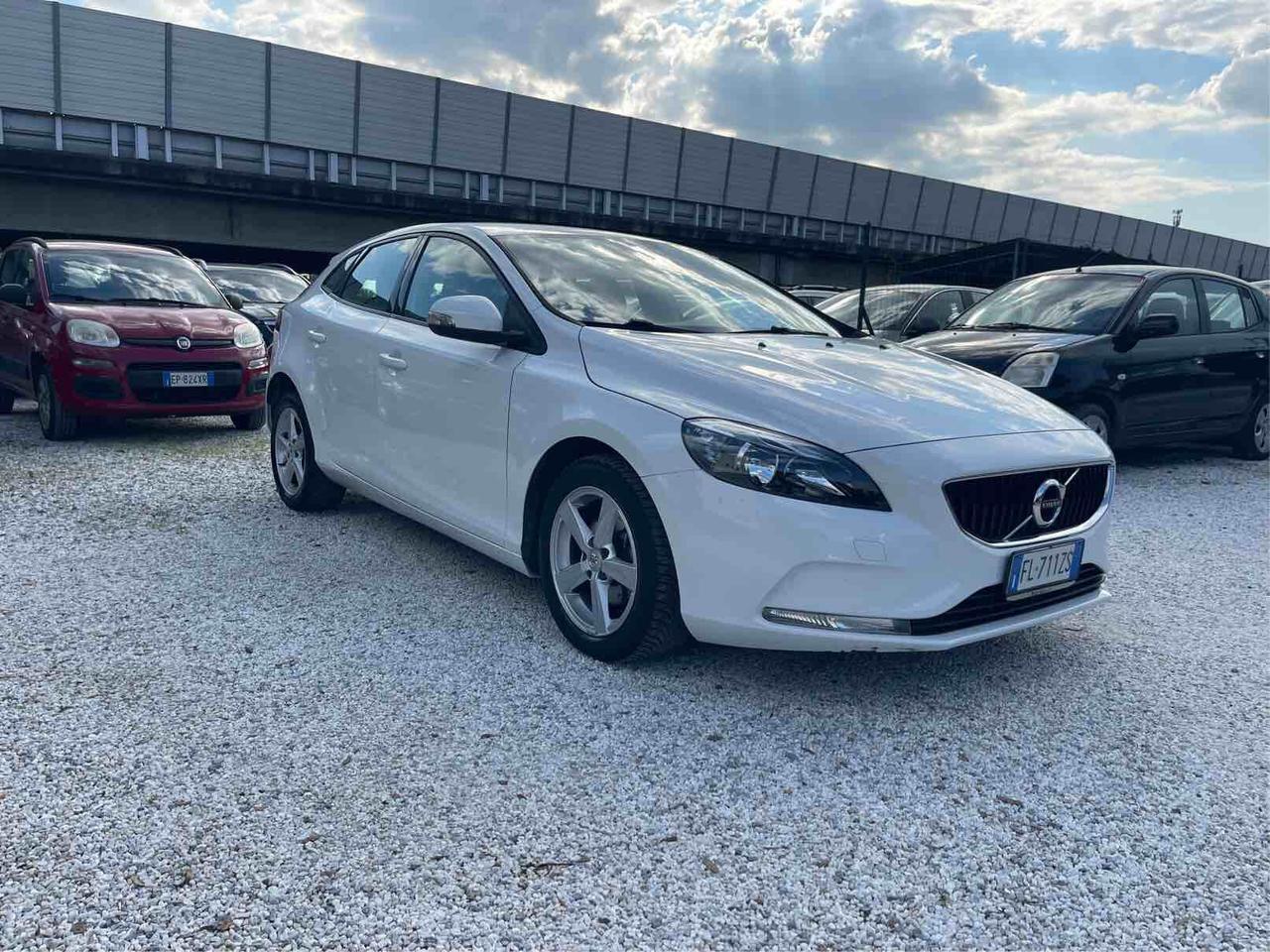 VOLVO V40 - D2 INSCRIPTION