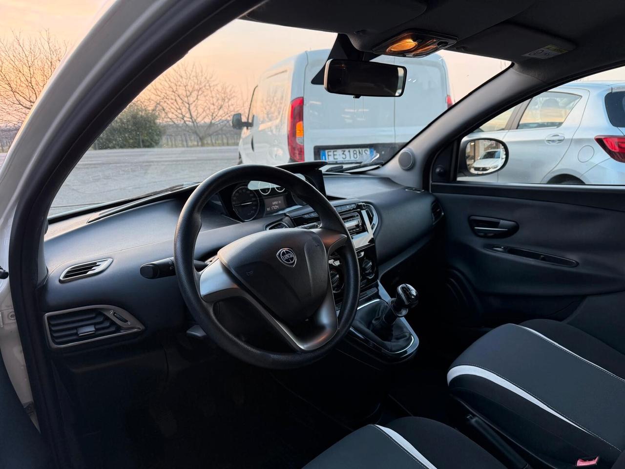 Lancia Ypsilon 1.2 Benzina Neopatentati