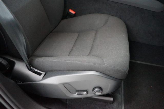 VOLVO XC60 B4 (d) AWD automatico Momentum Sport