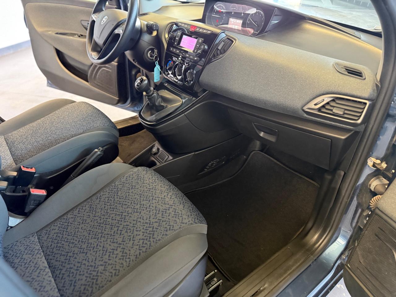 Lancia Ypsilon 1.0 FireFly S&S Hybrid Ecochic Silver
