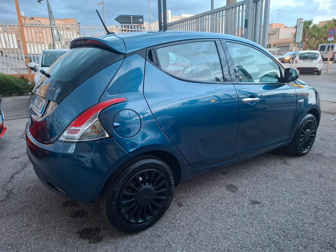 Lancia Ypsilon 1.0 FireFly 5 porte S&S Hybrid Ecochic Silver