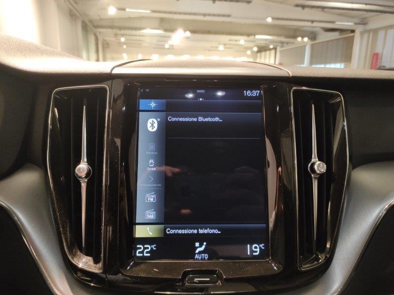 VOLVO XC60 (2017-->) - XC60 B4 (d) AWD Geartronic Momentum