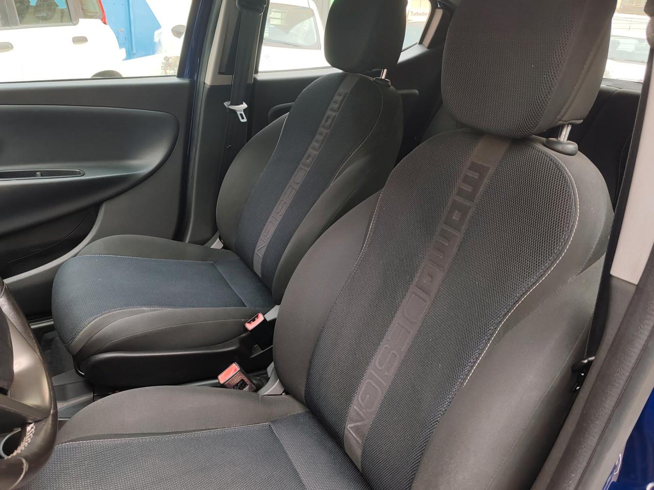 Lancia Ypsilon 1.2 69 CV 5 porte S Momodesign