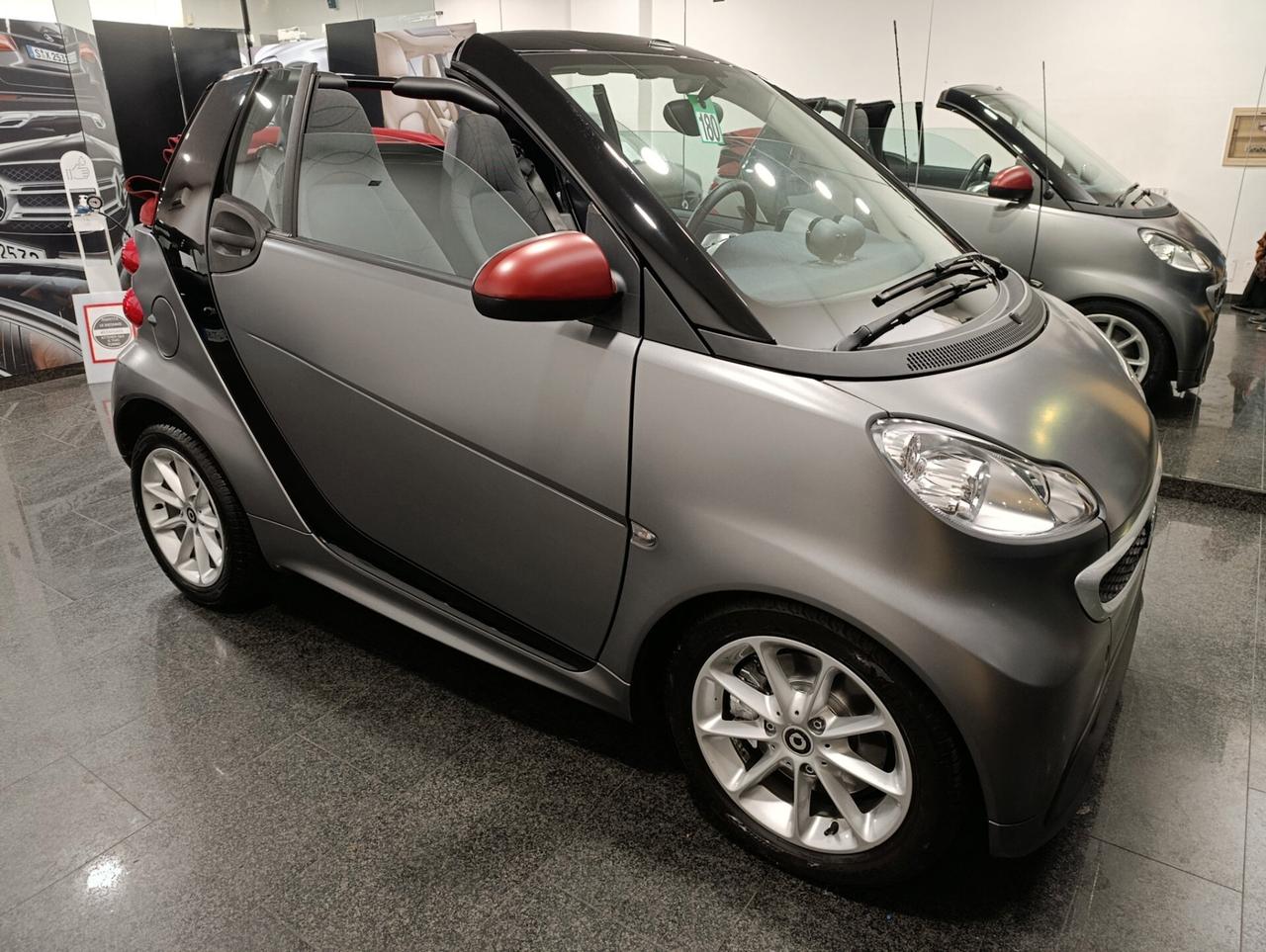 Smart ForTwo 1.0 71cv MHD cabrio passion Grey Opaco capote rossa