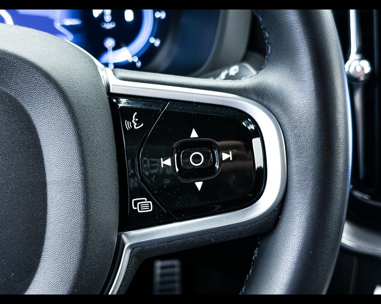 VOLVO XC60 (2017-->) - XC60 B4 (d) AWD automatico Plus Dark