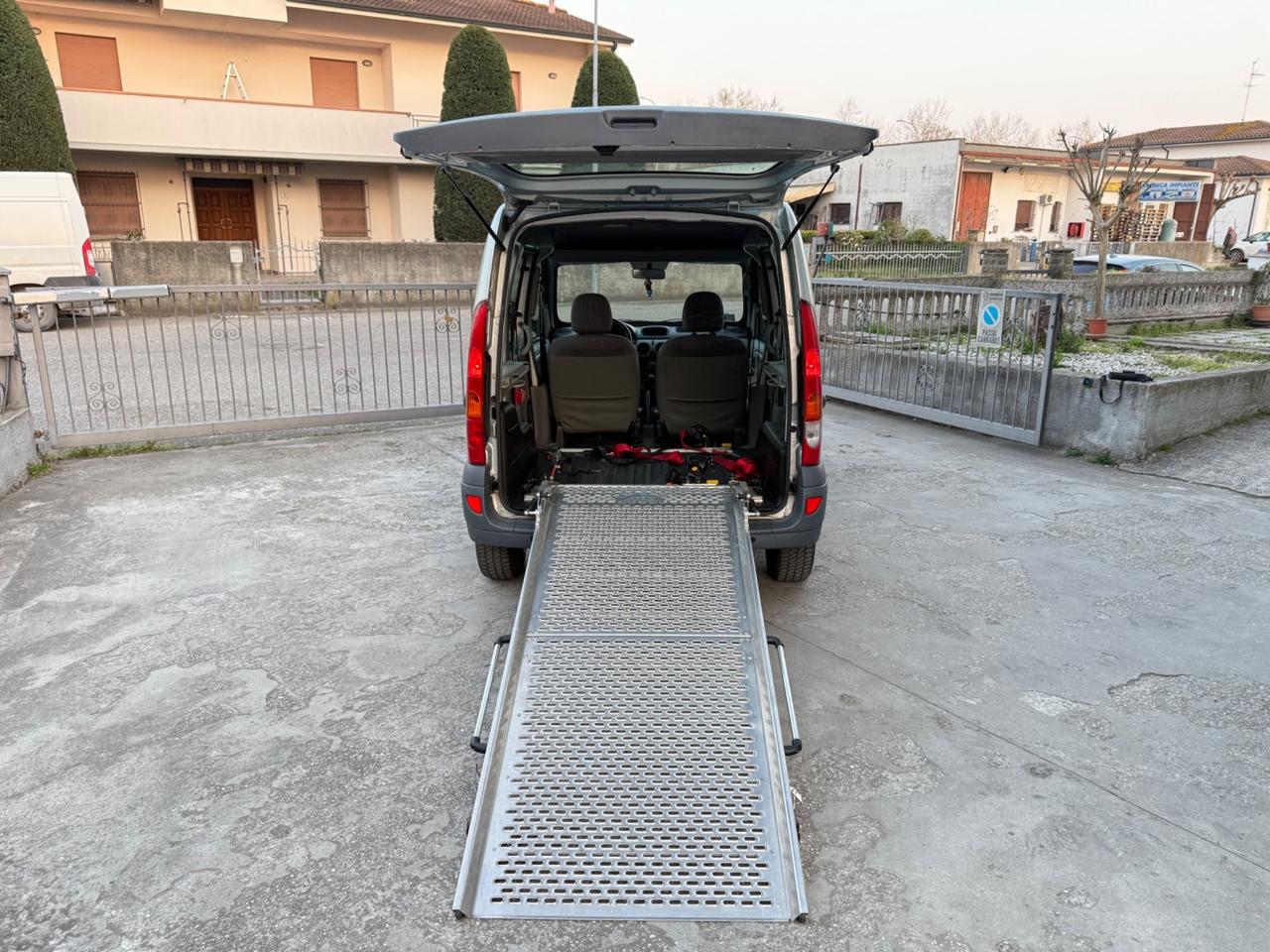 Renault Kangoo 4p. Autocarro 1.2 PEDANA DISABILE