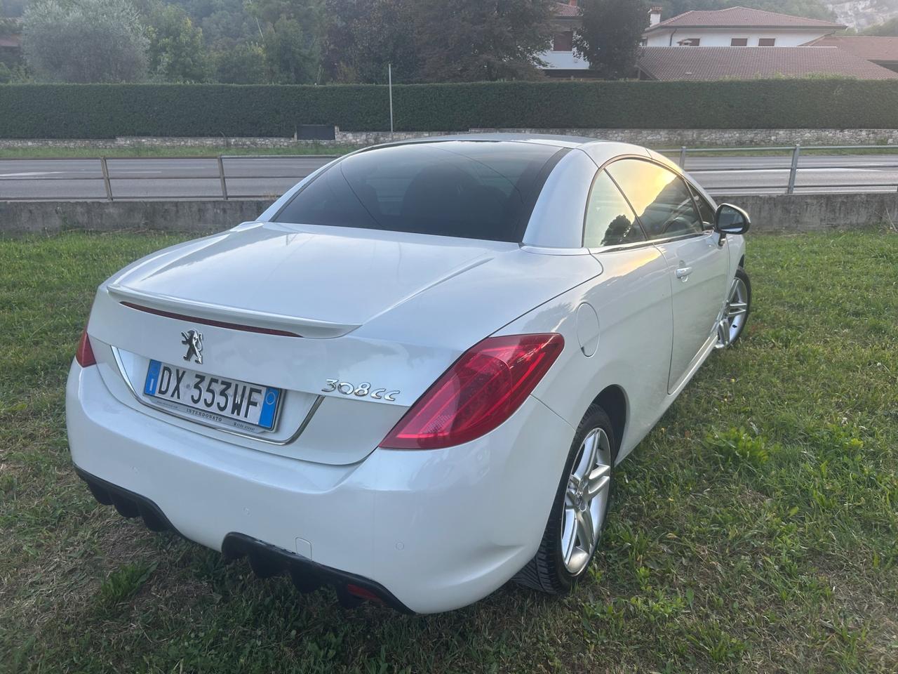 Peugeot 308 2.0 HDi 140CV CC Féline