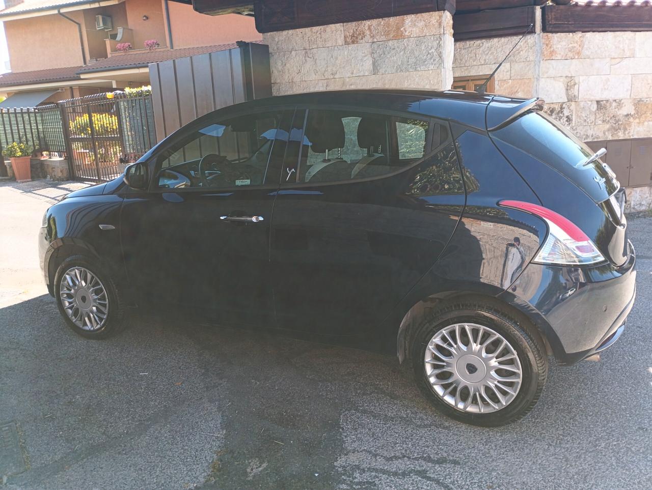 Lancia Ypsilon 1.2 69 CV 5 porte Gold km 47000