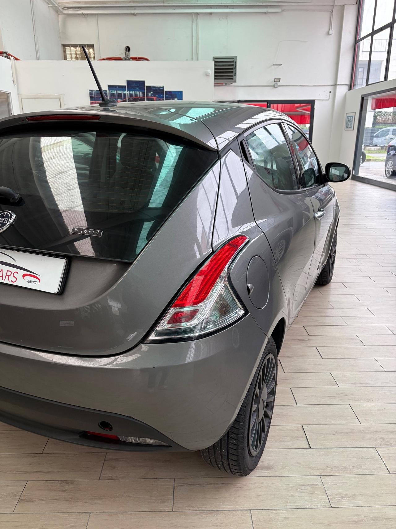 Lancia Ypsilon 1.0 Firefly hybrid silver