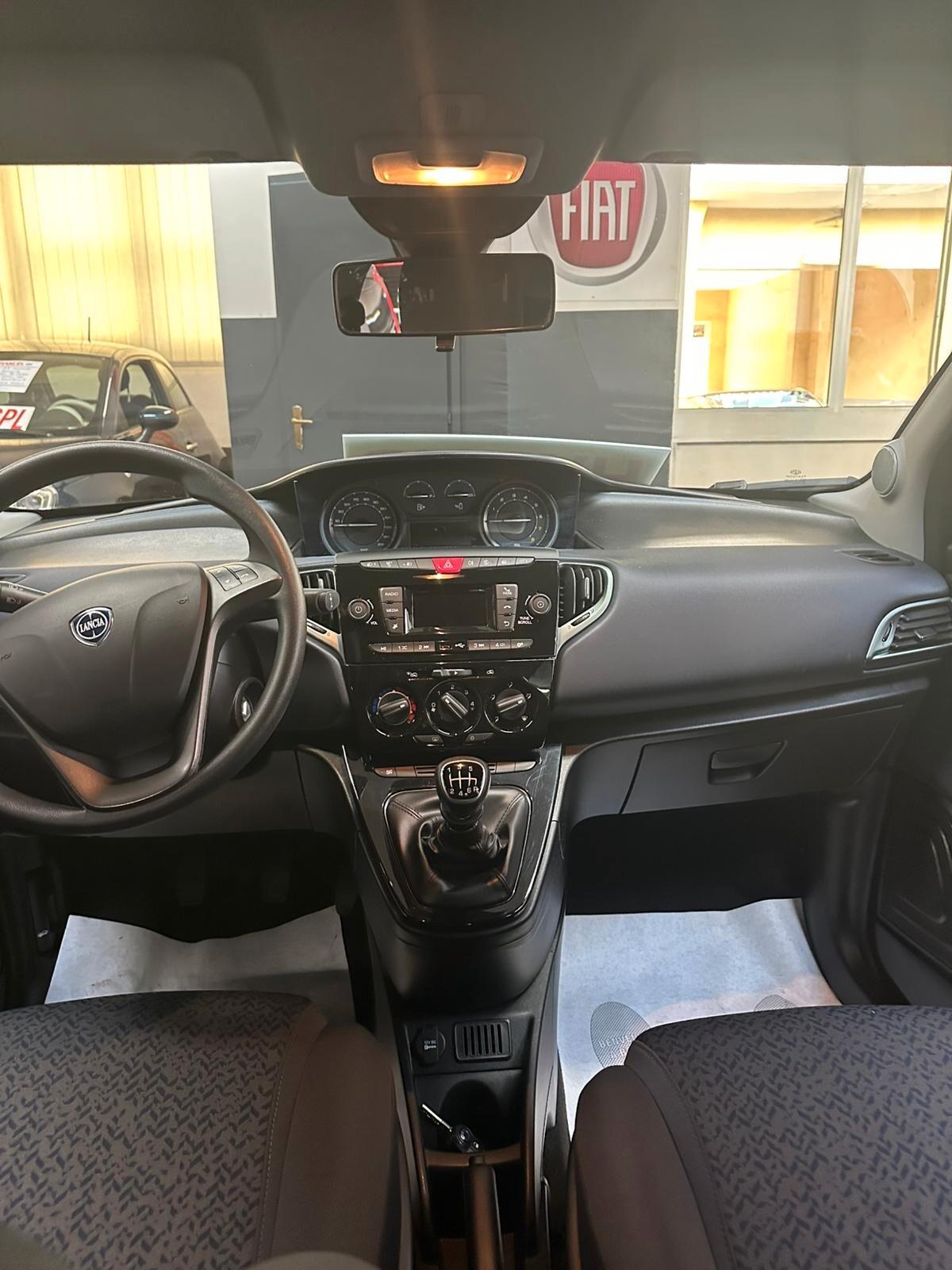 Lancia Ypsilon 1.0 FireFly 5 porte S&S Hybrid Silver
