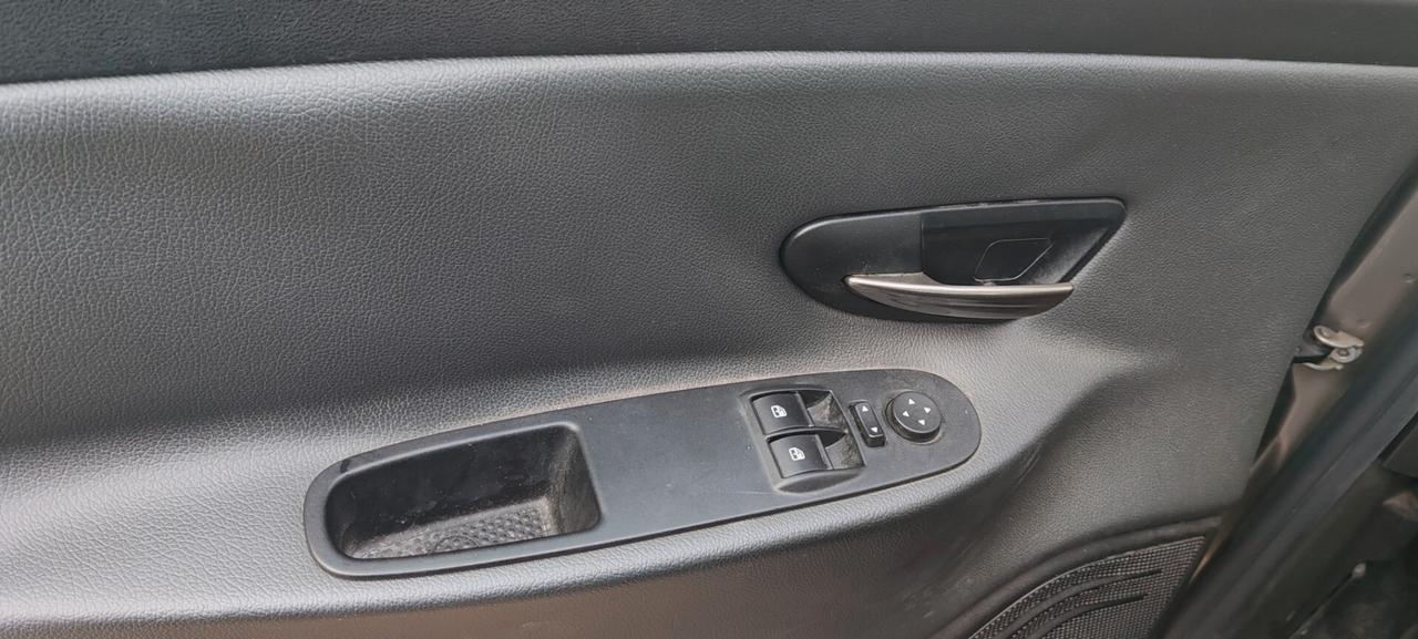 Lancia Ypsilon 1.2 69 CV 5 porte S&S Silver