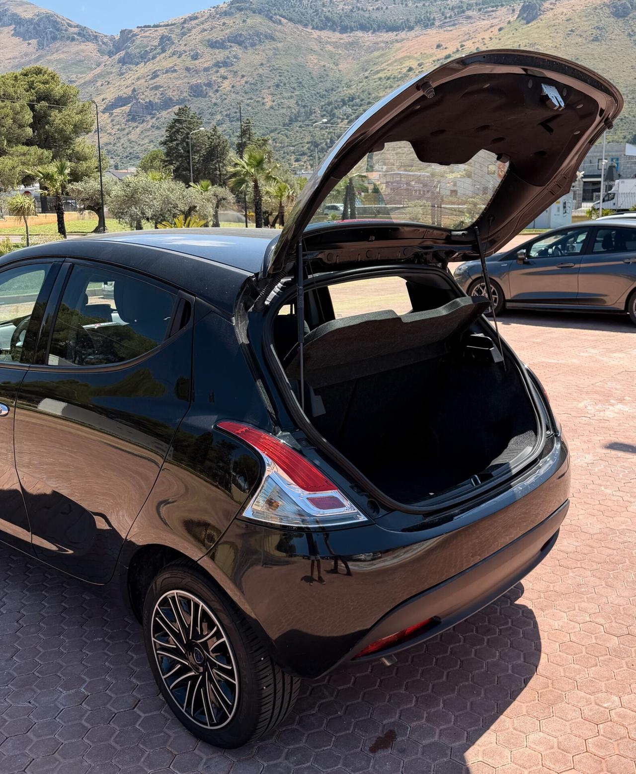 Lancia Ypsilon 1.0 Hybrid Gold | Compatta, Elegante e Super Accessoriata