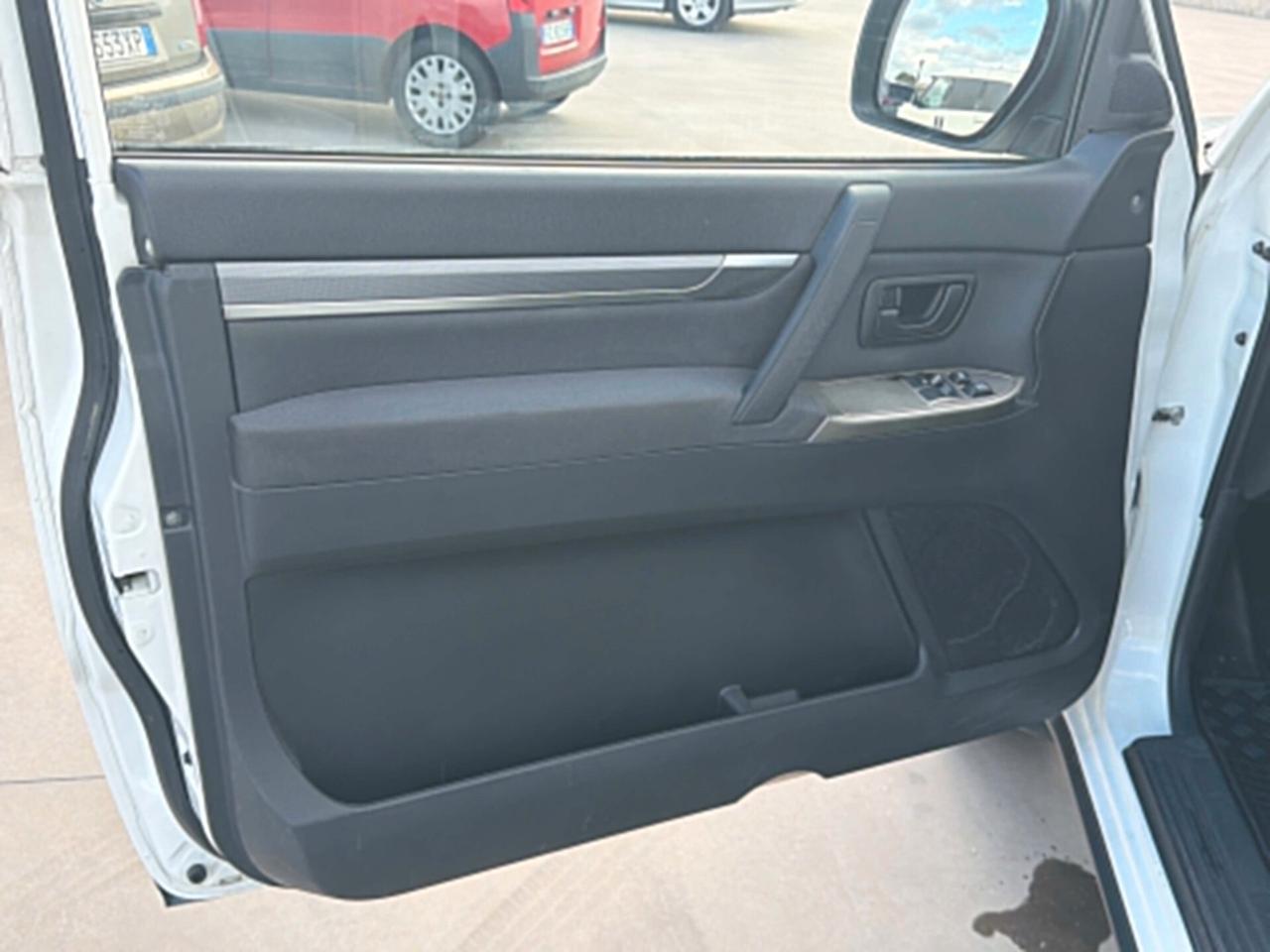 Mitsubishi Pajero 3.2 DI-D 16V aut. 3p. Intense DPF IVA ESPOSTA