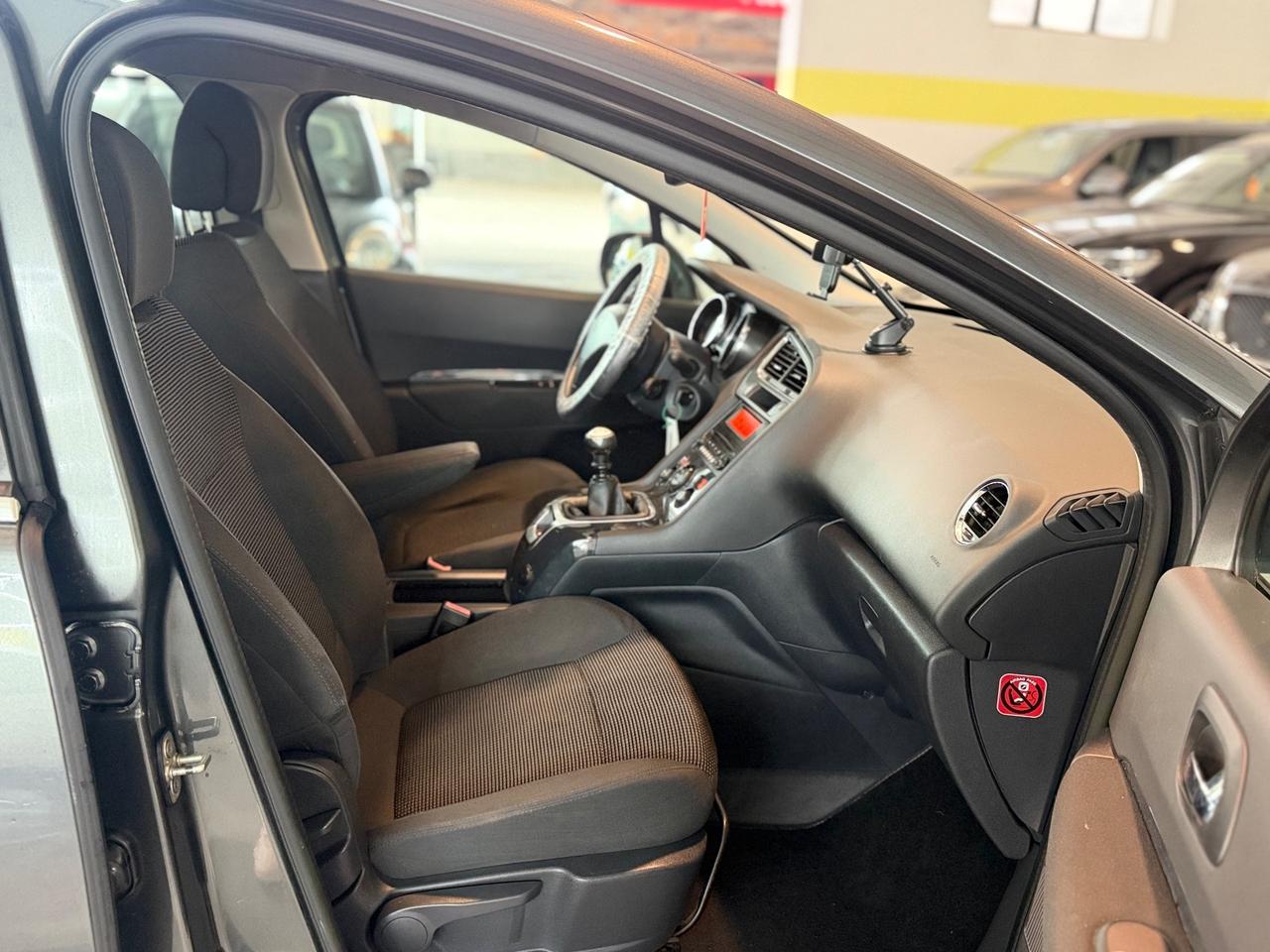 Peugeot 5008 1.6 HDi 115CV 7Posti Neopatentati