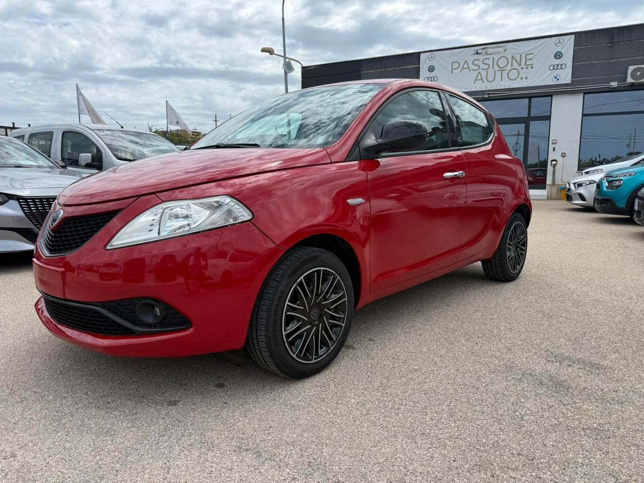 Lancia Ypsilon 1.0 FireFly 5 porte 70 CV S&S Hybrid Ecochic Gold