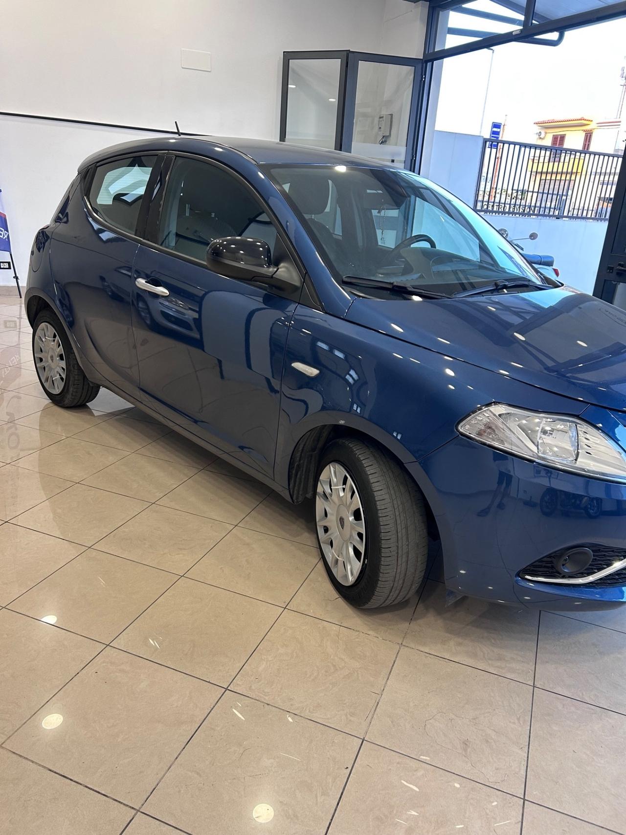 Lancia Ypsilon 1.0 FireFly 5 porte S&S Hybrid Silver