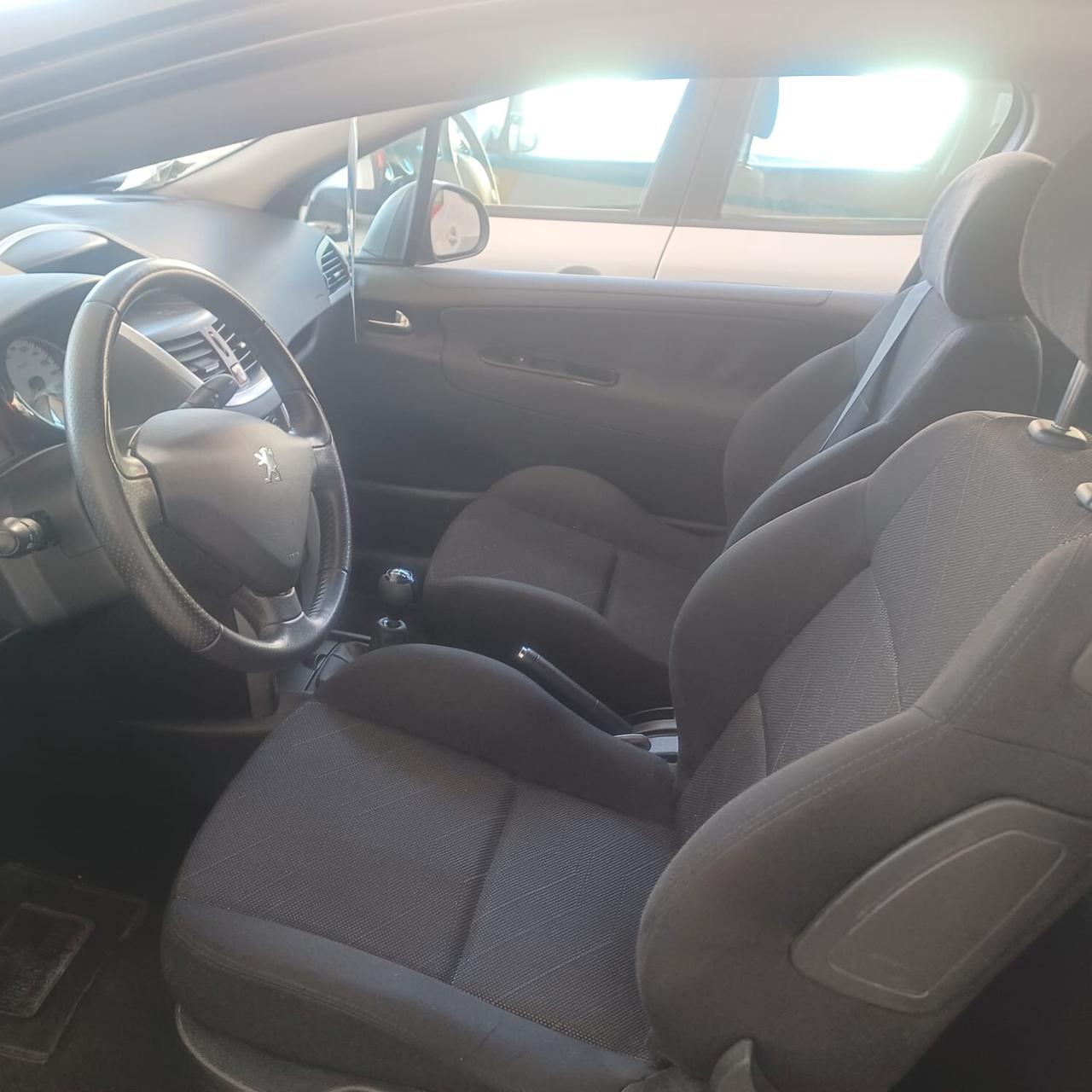 96438 km PEUGEOT 207 1.4 NEOPATENTATI