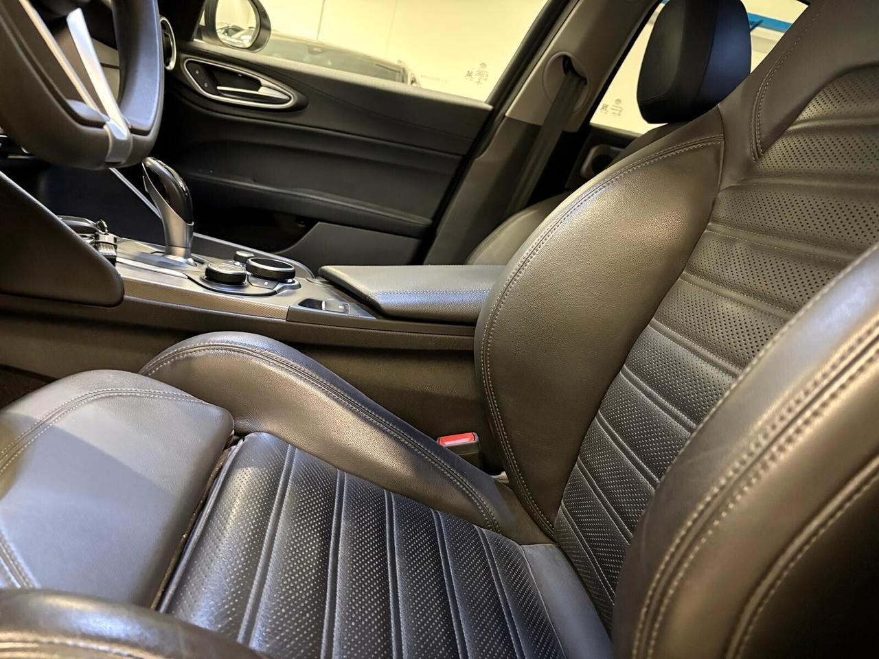 Alfa Romeo Giulia VELOCE 2.2 Turbodiesel AT8 Q4 AWD SPOTICAR