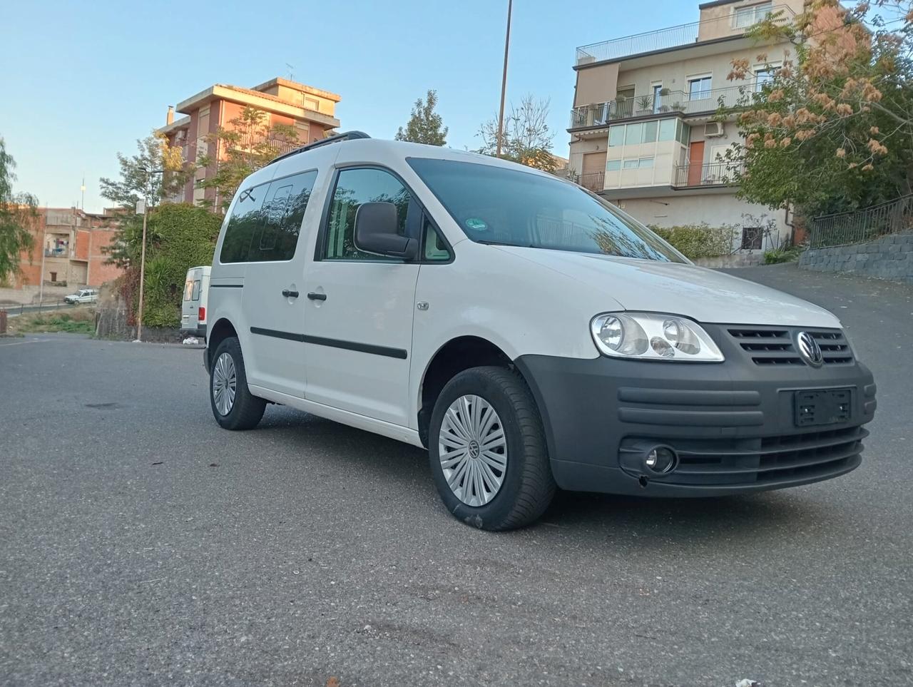 Volkswagen Caddy Pianale ribassato con rampa disabili in carrozzina