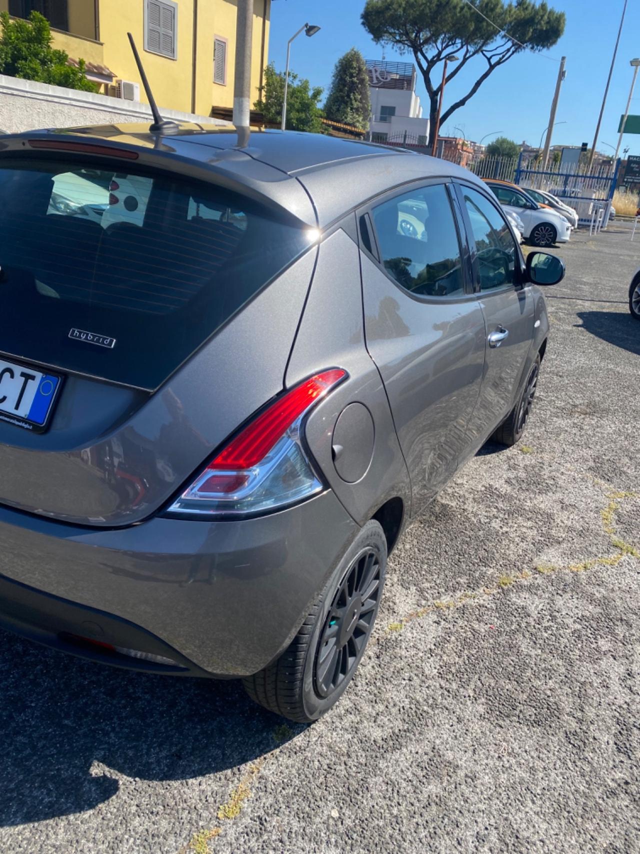 Lancia Ypsilon 1.0 FireFly 5 porte S&S Hybrid Silver