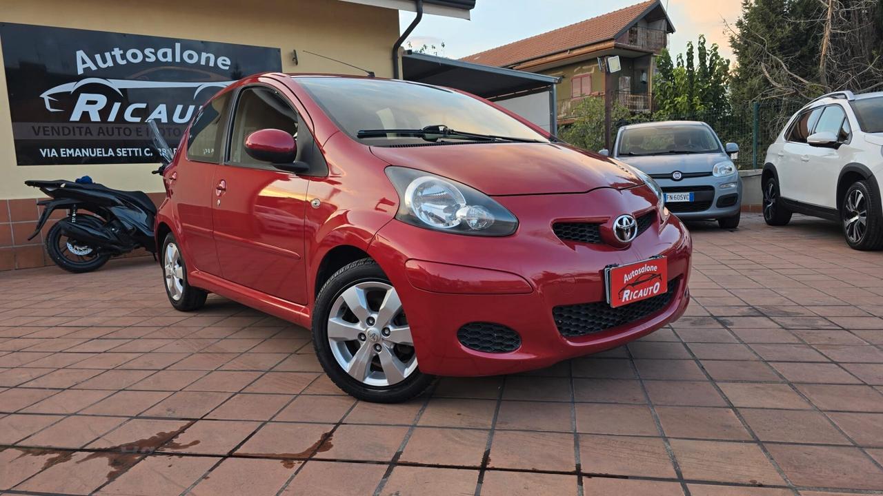 Toyota Aygo 1.0 12V VVT-i 5 porte Sol Connect Red Edition
