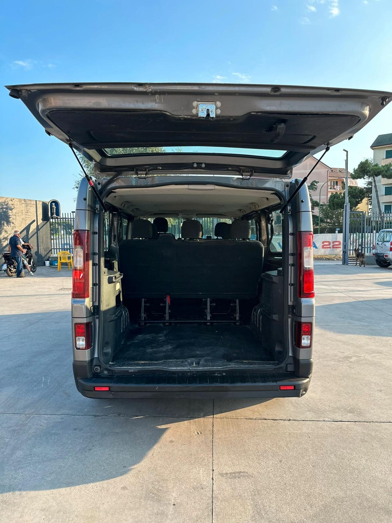 Renault Trafic 9 posti pulmino