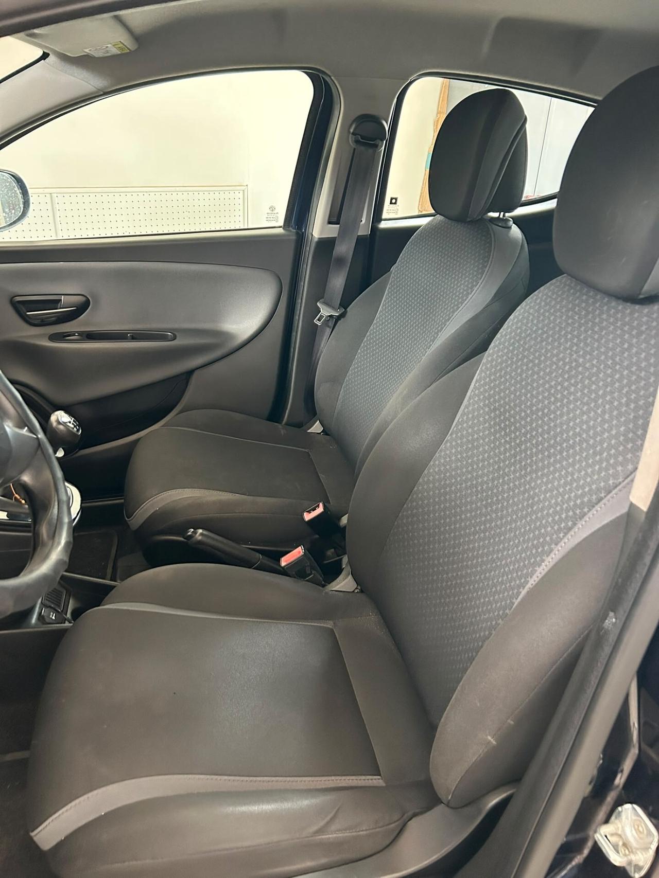 Lancia Ypsilon 1.2 69 CV 5 porte Silver