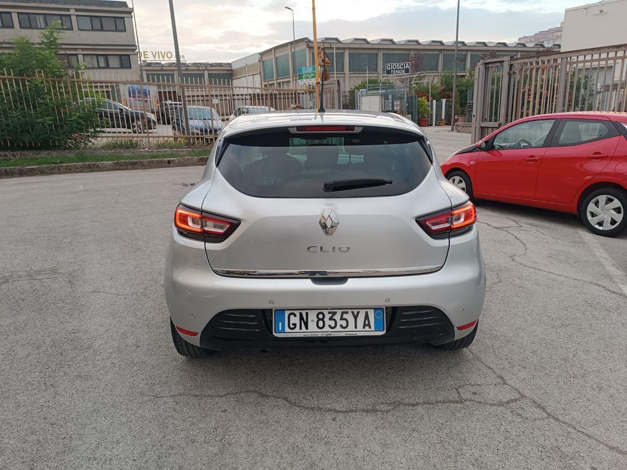 RENAULT Clio TCe 12V 90 CV 5 porte Moschino Intens