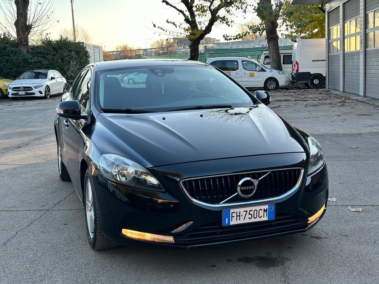 Volvo V40 D2 R-DESIGN MOMENTUM X NEOPATENTATI
