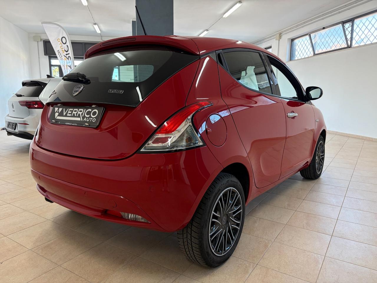 Lancia Ypsilon 1.0 FireFly 5 porte S&S Hybrid Ecochic Silver