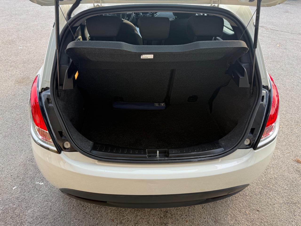 Lancia Ypsilon 1.2 69 CV 5 porte GPL-Neopatentati