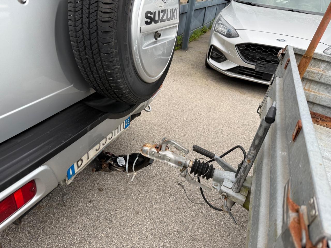Suzuki Grand Vitara con carrello autocarro GPL