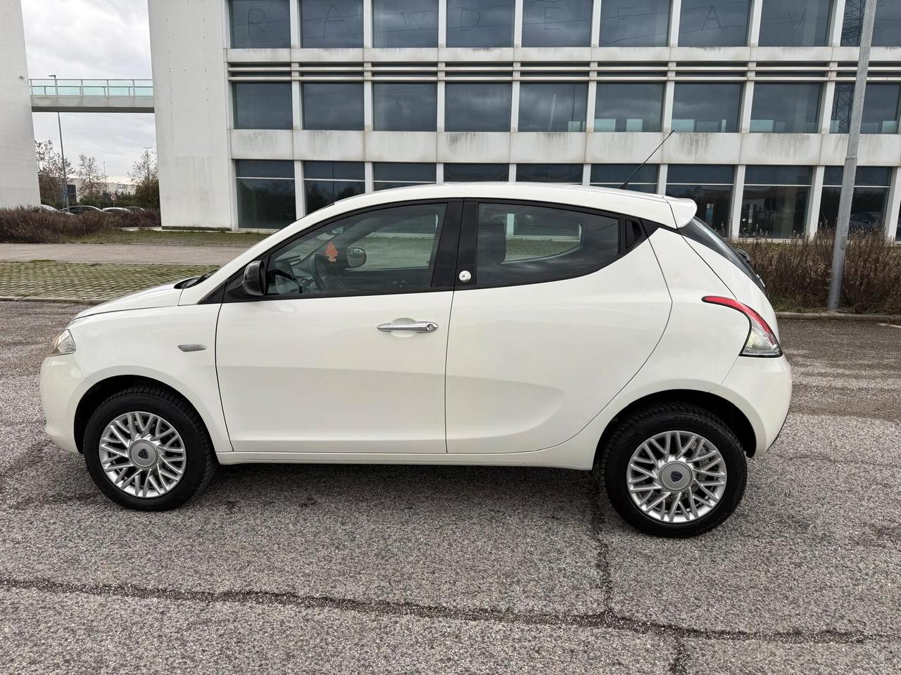 Lancia Ypsilon 0.9 TwinAir 85 CV 5 porte Metano Ecochic Gold