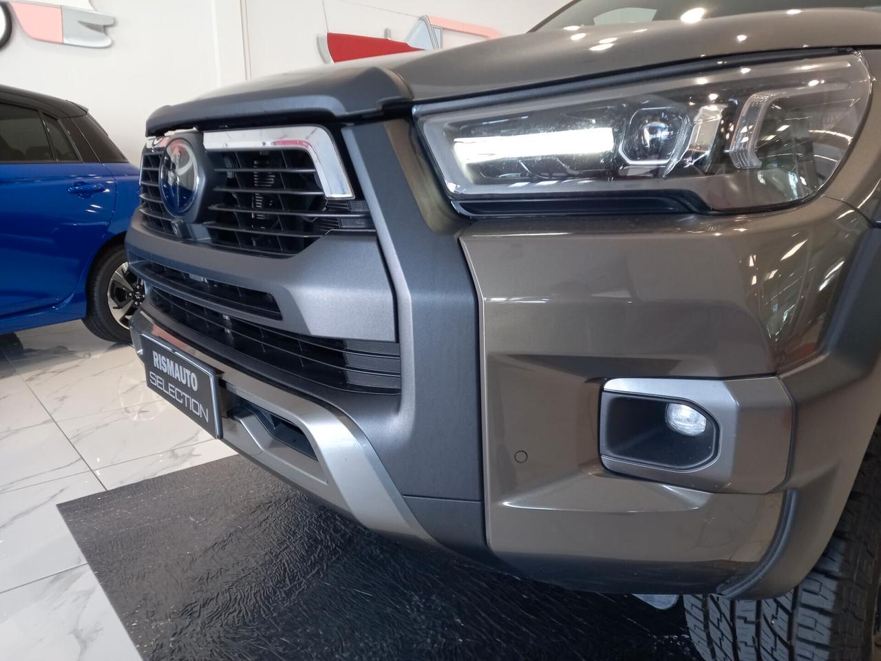 Toyota Hilux 2.8 D A/T 4WD 4 porte Double Cab Invincible
