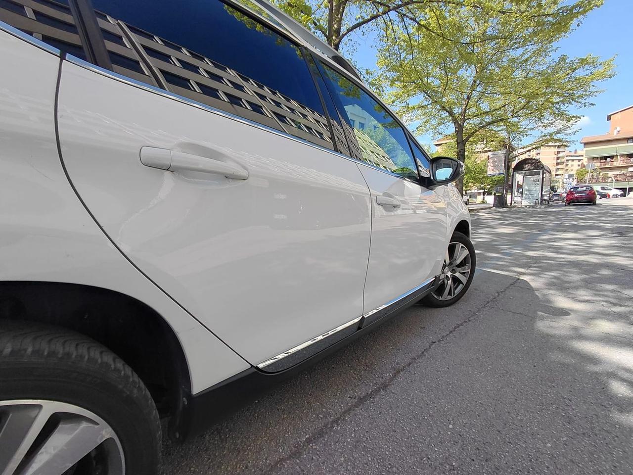 Peugeot 2008 Allure 1.6 Blue HDI 100 #10511