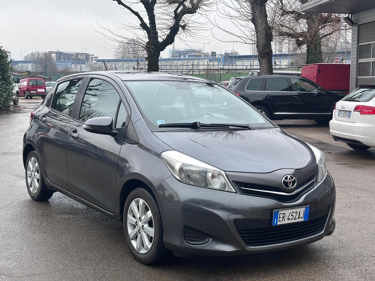 Toyota Yaris 1.0 5 porte Lounge Neopatentati