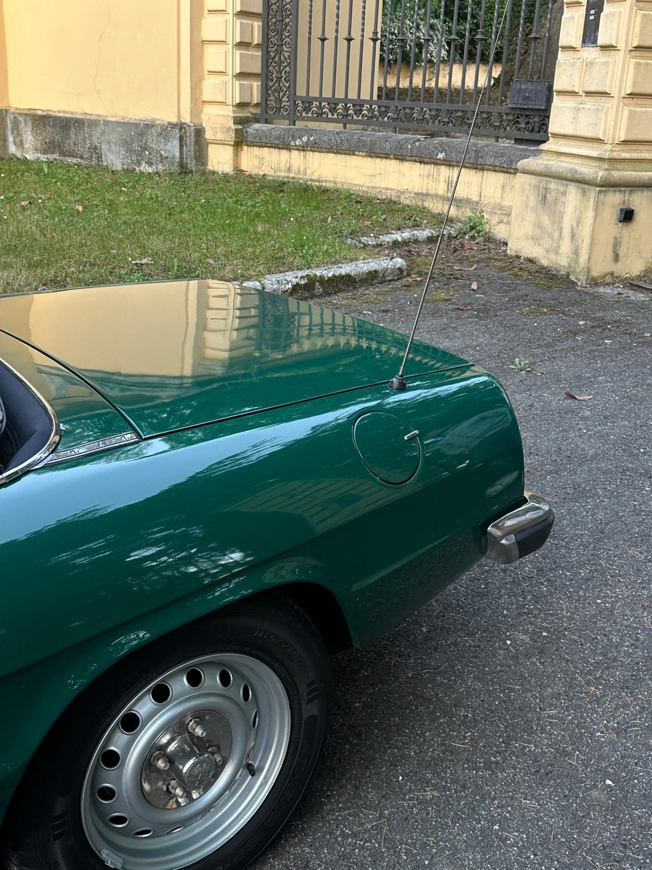 Alfa Romeo Spider 1600 Junior (Coda Tronca) Verde Pino Service Book Matching Specification